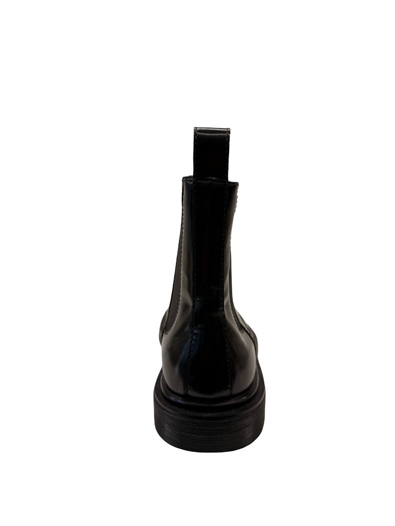 The Row Black Glossed Leather Chelsea Boot. Size: 37.5
