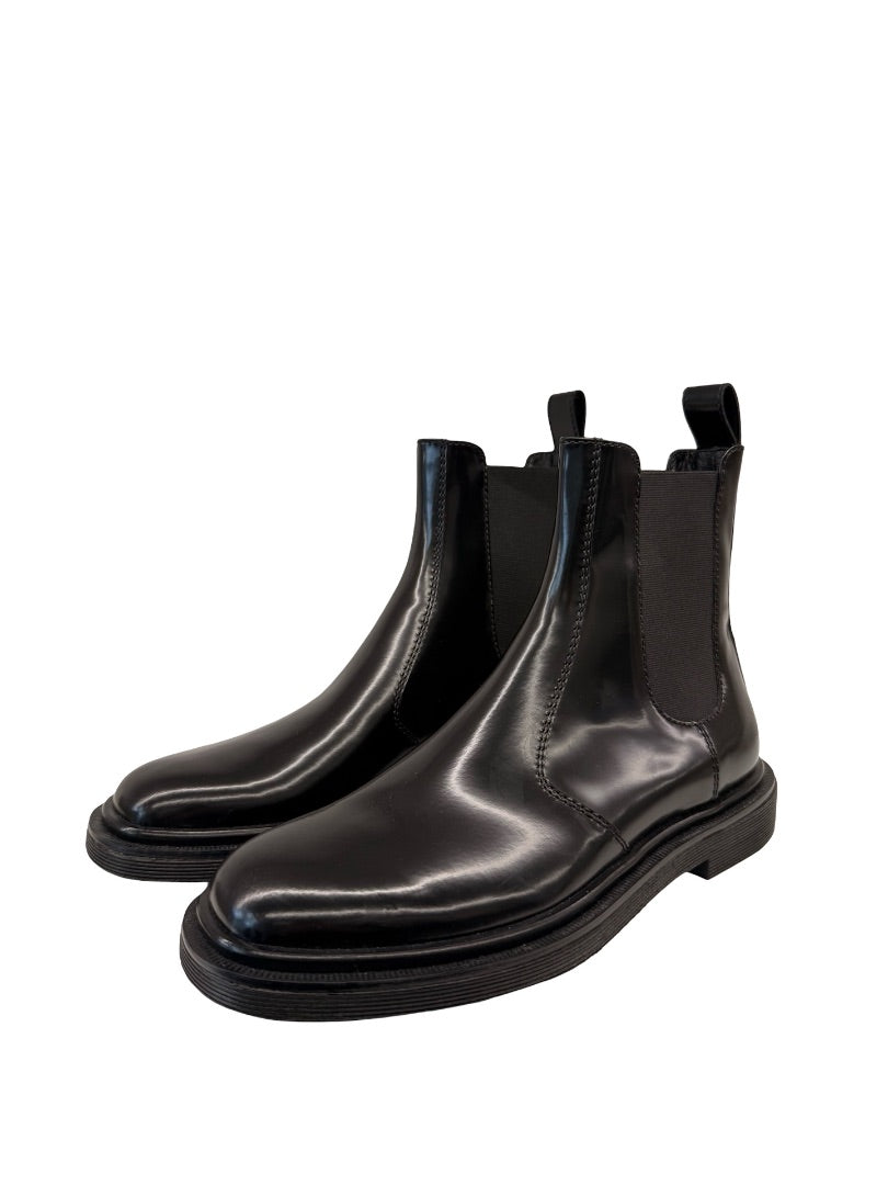 The Row Black Glossed Leather Chelsea Boot. Size: 37.5