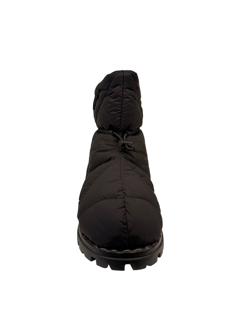 Prada Black Padded Nylon Snow Booties. Size: 38
