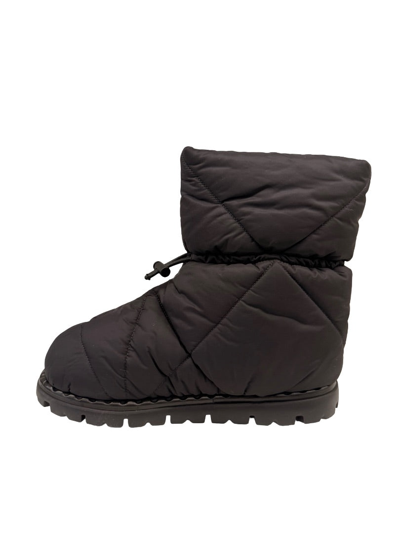 Prada Black Padded Nylon Snow Booties. Size: 38