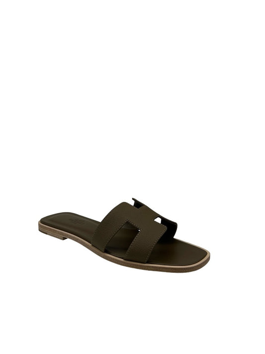 Hermes Etoupe 'Oran' Sandals. Size: 37.5