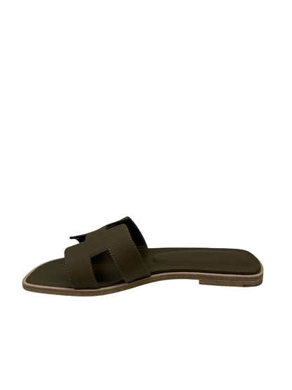 Hermes Etoupe 'Oran' Sandals. Size: 37.5