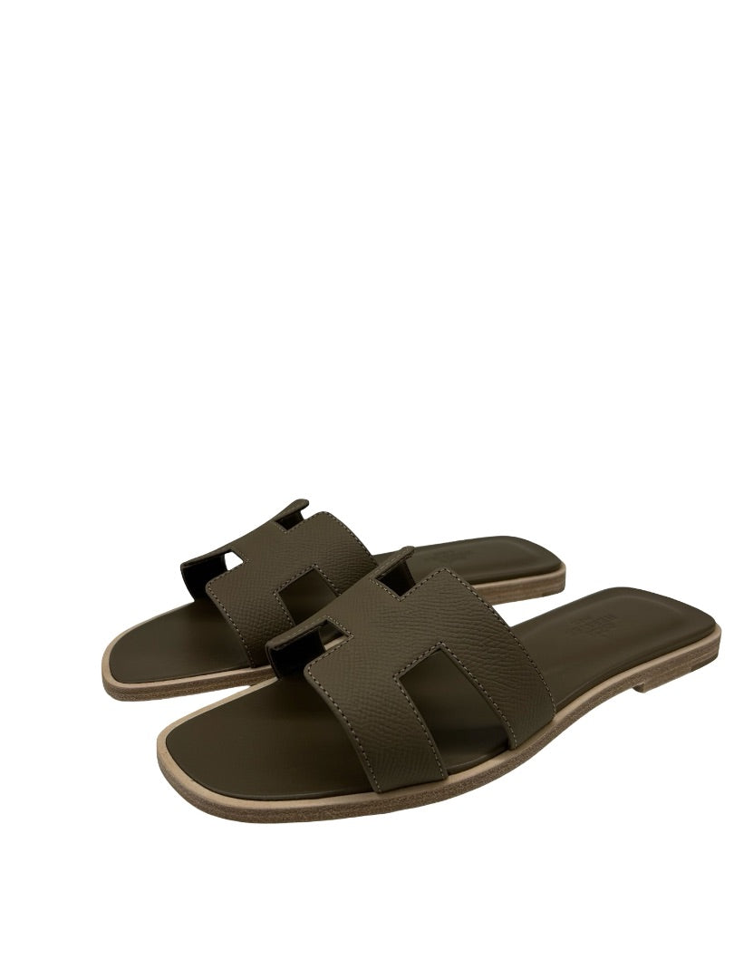 Hermes Etoupe 'Oran' Sandals. Size: 37.5