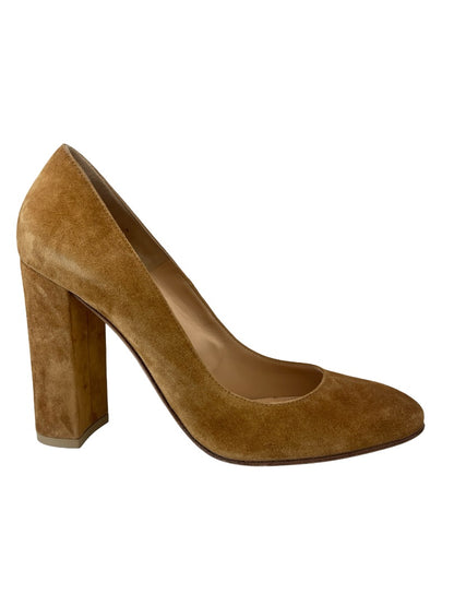 Gianvito Rossi Tan Round Toe Suede Block Heel. Size: 38.5