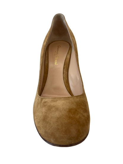 Gianvito Rossi Tan Round Toe Suede Block Heel. Size: 38.5