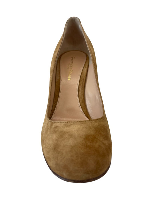 Gianvito Rossi Tan Round Toe Suede Block Heel. Size: 38.5