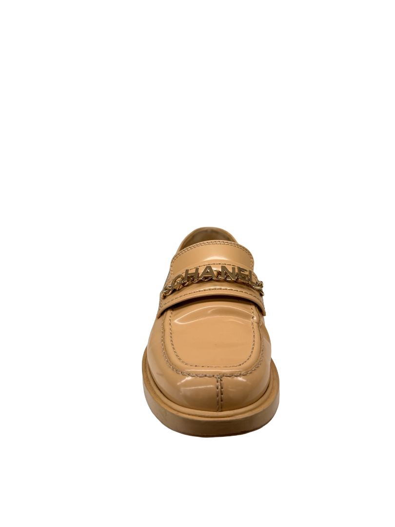 Chanel Beige Shiny Calfskin Logo Chain 'Moccasians' Loafer. Size: 37.5