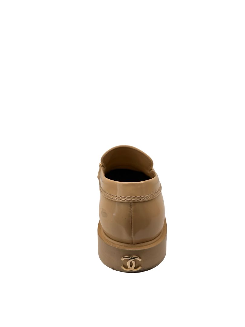 Chanel Beige Shiny Calfskin Logo Chain 'Moccasians' Loafer. Size: 37.5