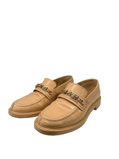 Chanel Beige Shiny Calfskin Logo Chain 'Moccasians' Loafer. Size: 37.5