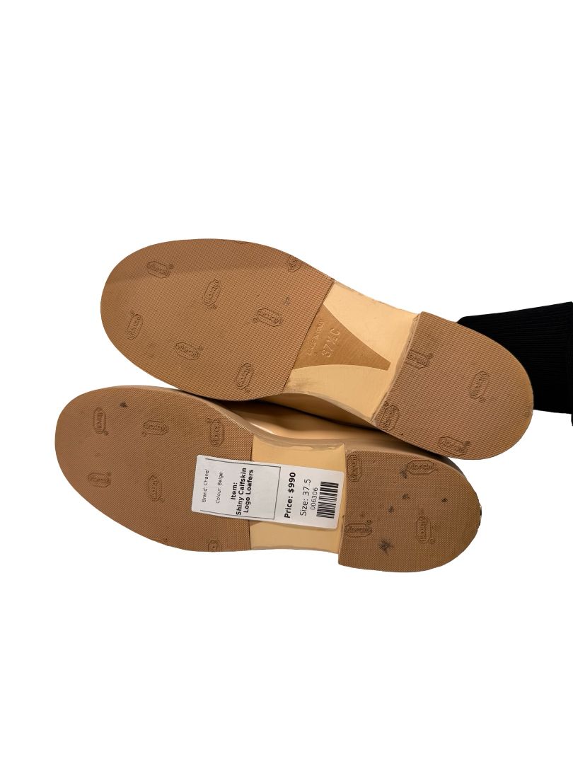 Chanel Beige Shiny Calfskin Logo Chain 'Moccasians' Loafer. Size: 37.5