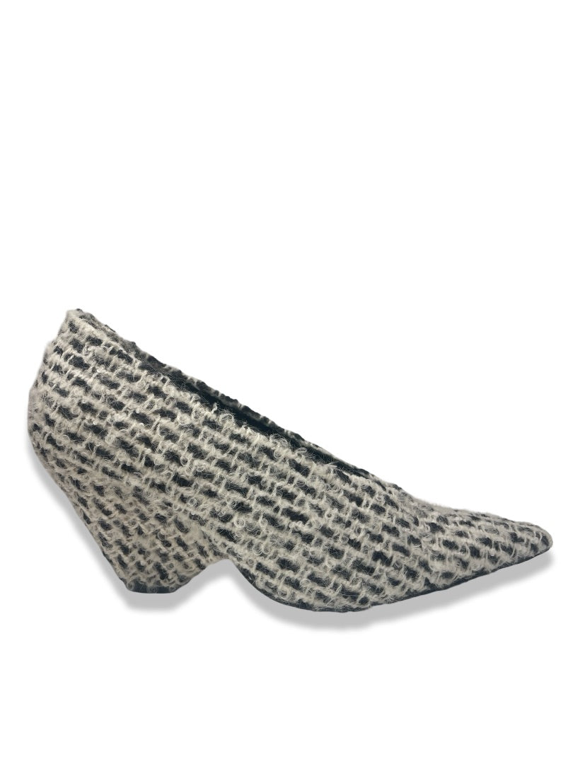 Camilla & Marc White / Black Braided 'Rhys' Pump. Size: 39