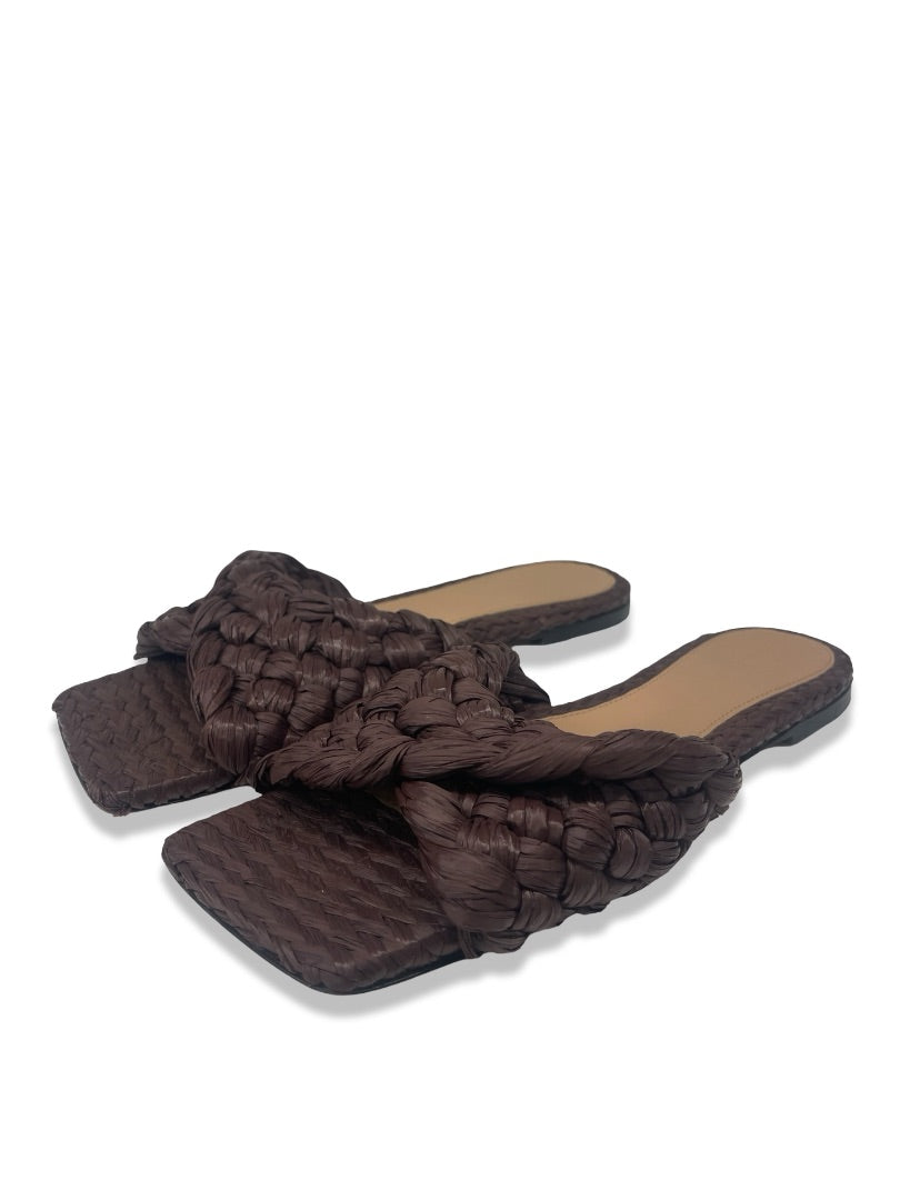 Bottega Veneta Brown Intrecciato Raffia Flat Sandals. Size: 39
