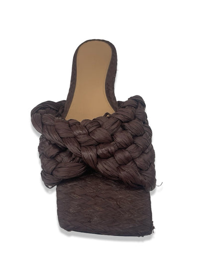 Bottega Veneta Brown Intrecciato Raffia Flat Sandals. Size: 39