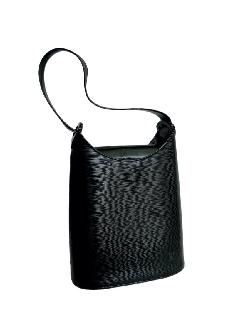 Louis Vuitton Black Epi Leather Shoulder Bag. Size: Medium