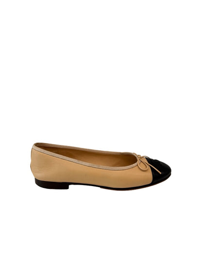 Chanel Cream/Black Two Tone Bow Flats. Size: 37.5
