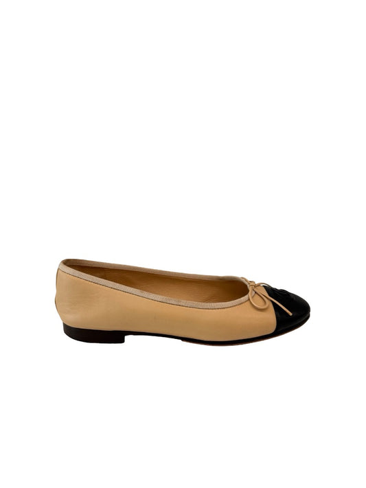 Chanel Cream/Black Two Tone Bow Flats. Size: 37.5