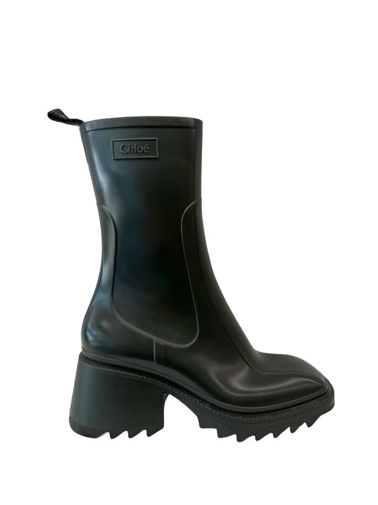Chloe Green Betty Rain Boots. Size: 39