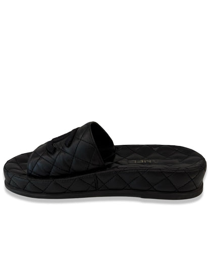 Chanel Black Quilted Leather CC Slides. Size: 37C