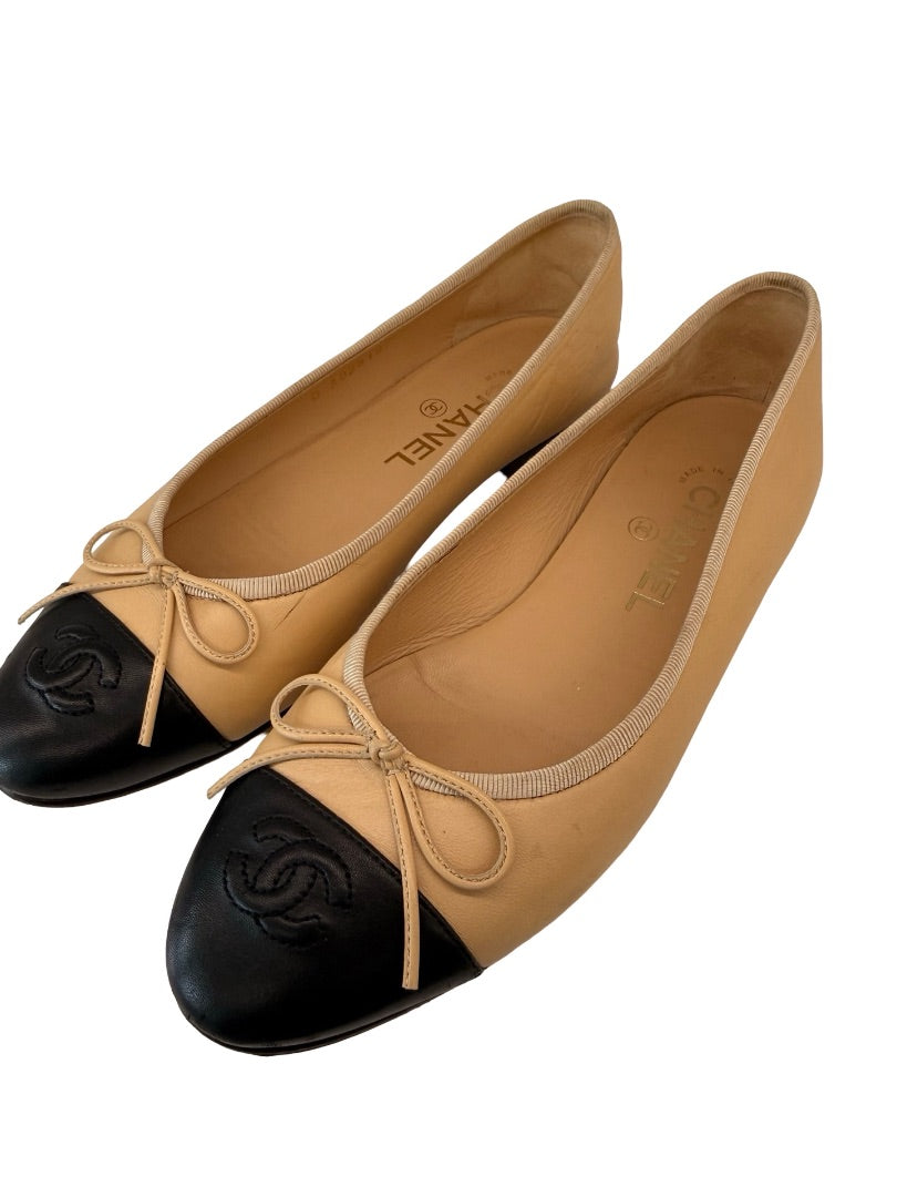 Chanel Cream/Black Two Tone Bow Flats. Size: 37.5