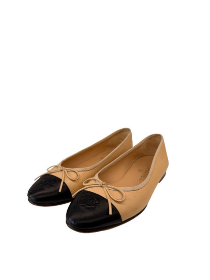 Chanel Cream/Black Two Tone Bow Flats. Size: 37.5