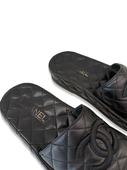 Chanel Black Quilted Leather CC Slides. Size: 37C