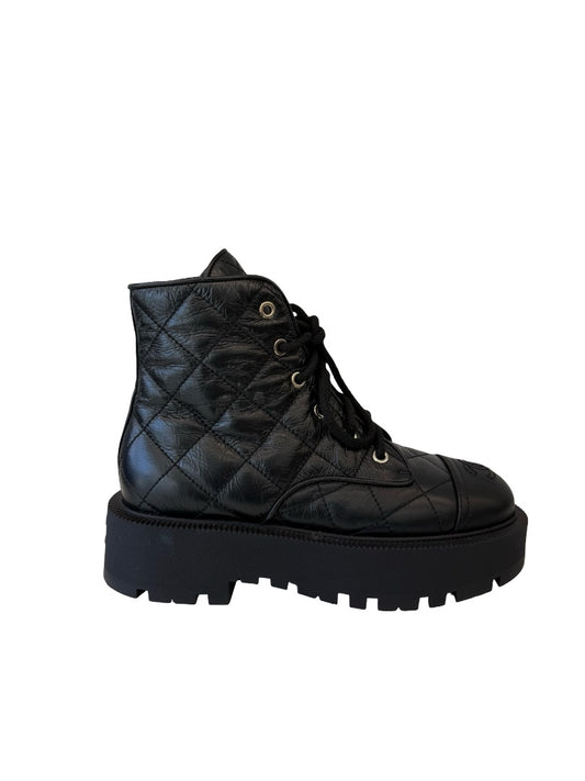 Chanel Black Lambskin Quilted Platform Lace Up Combat Boots. Size: 37.5 C