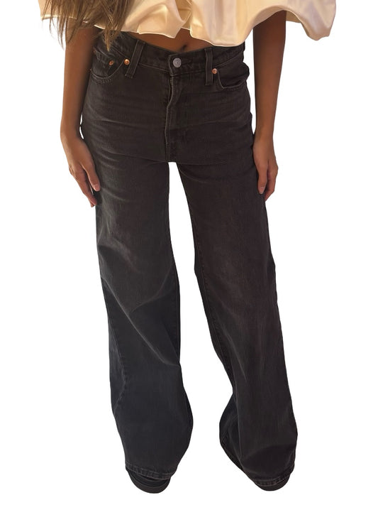 Weekend MaxMara Grey Wash Slim Jean. Size: 8-10