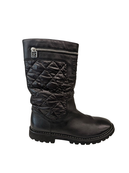 Chanel Black Vintage Quilted Boots. Size: 41