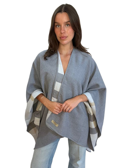 Burberry Light Grey Poncho. Size: 140 x 140 cm