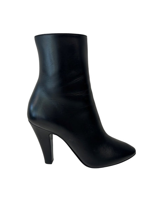 Saint Laurent Black Leather Ankle Boot. Size: 36