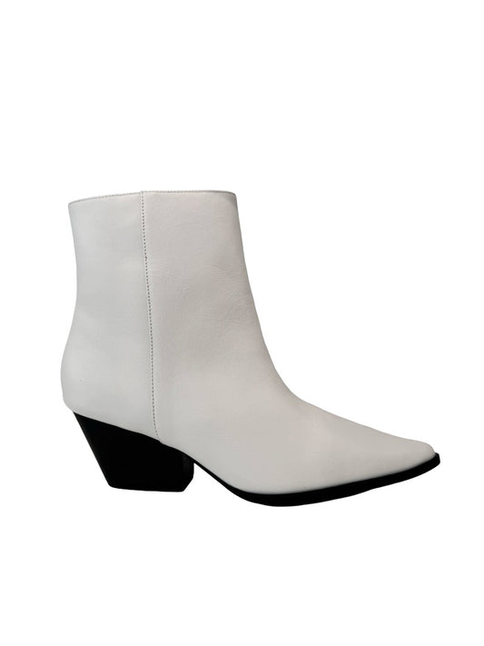 Raye White & Black Pointy Toe Cuban Heel Boot. Size: 38