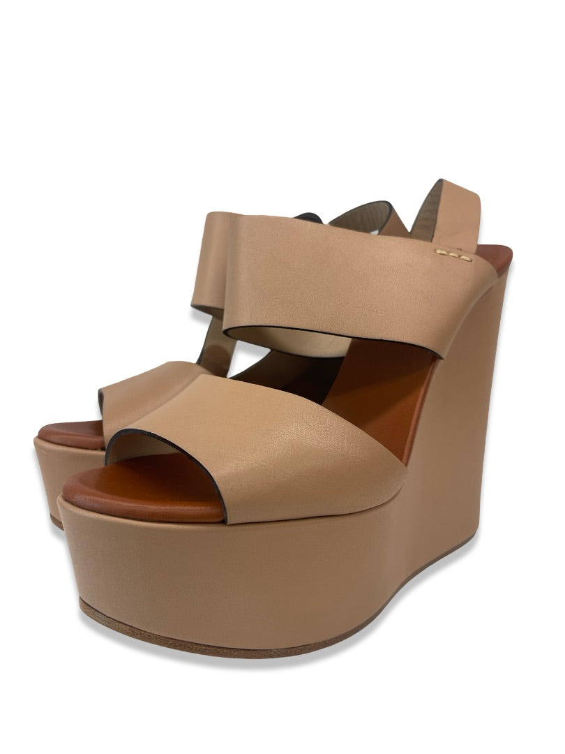 Chloe Taupe Leather Wedges. Size: 39
