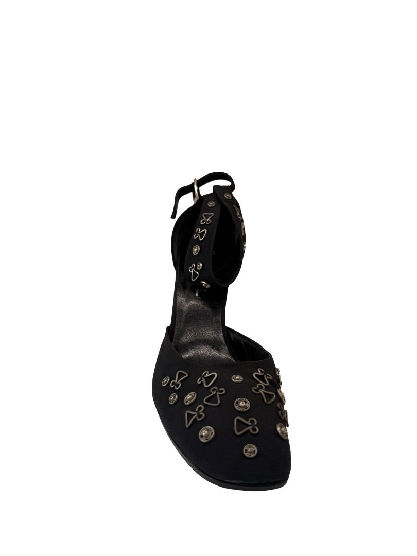 Chanel Black Cloth Embellished Pump. Size: 40.5