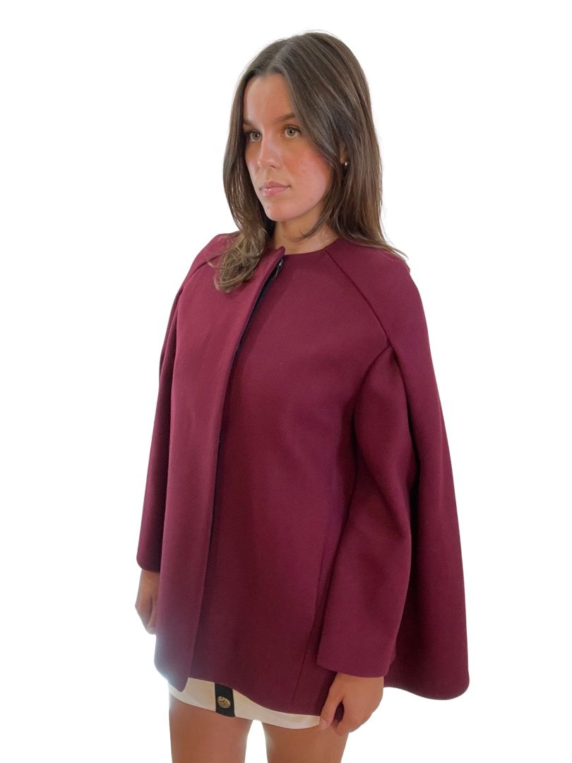 Gucci Burgundy 2013 Wool Buttoned Cape. Size: 42
