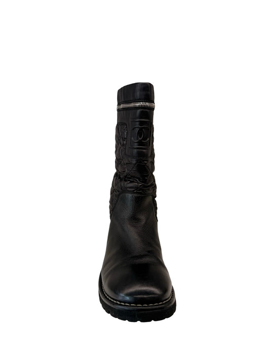 Chanel Black Vintage Quilted Boots. Size: 41