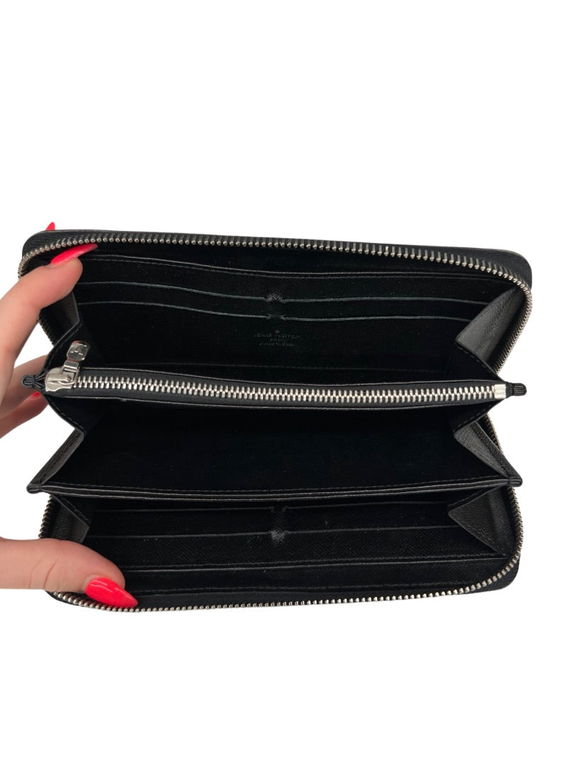 Louis Vuitton Black Eli Leather Zip Wallet. Size: Small
