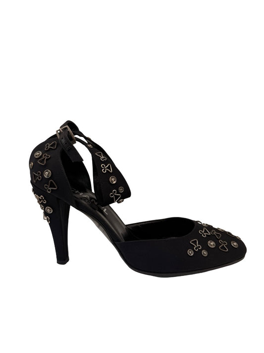 Chanel Black Cloth Embellished Pump. Size: 40.5