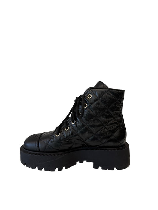 Chanel Black Lambskin Quilted Platform Lace Up Combat Boots. Size: 37.5 C