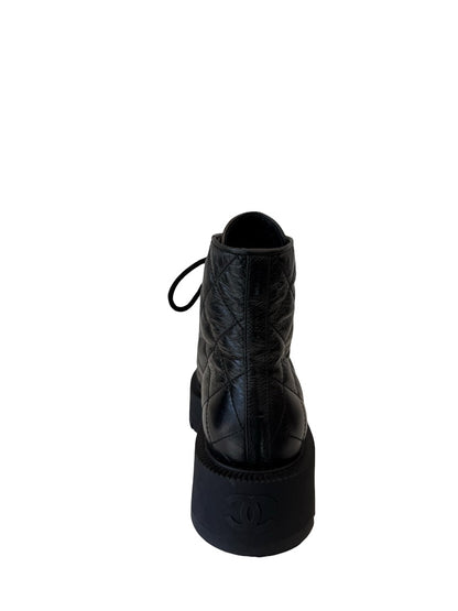 Chanel Black Lambskin Quilted Platform Lace Up Combat Boots. Size: 37.5 C
