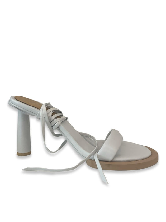 Jacquemus White Les Carres Ronds 75 Asymmetrical Sandals in leather. Size: 40
