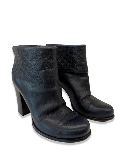 Louis Vuitton Black Folded Ankle Boots. Size: 37