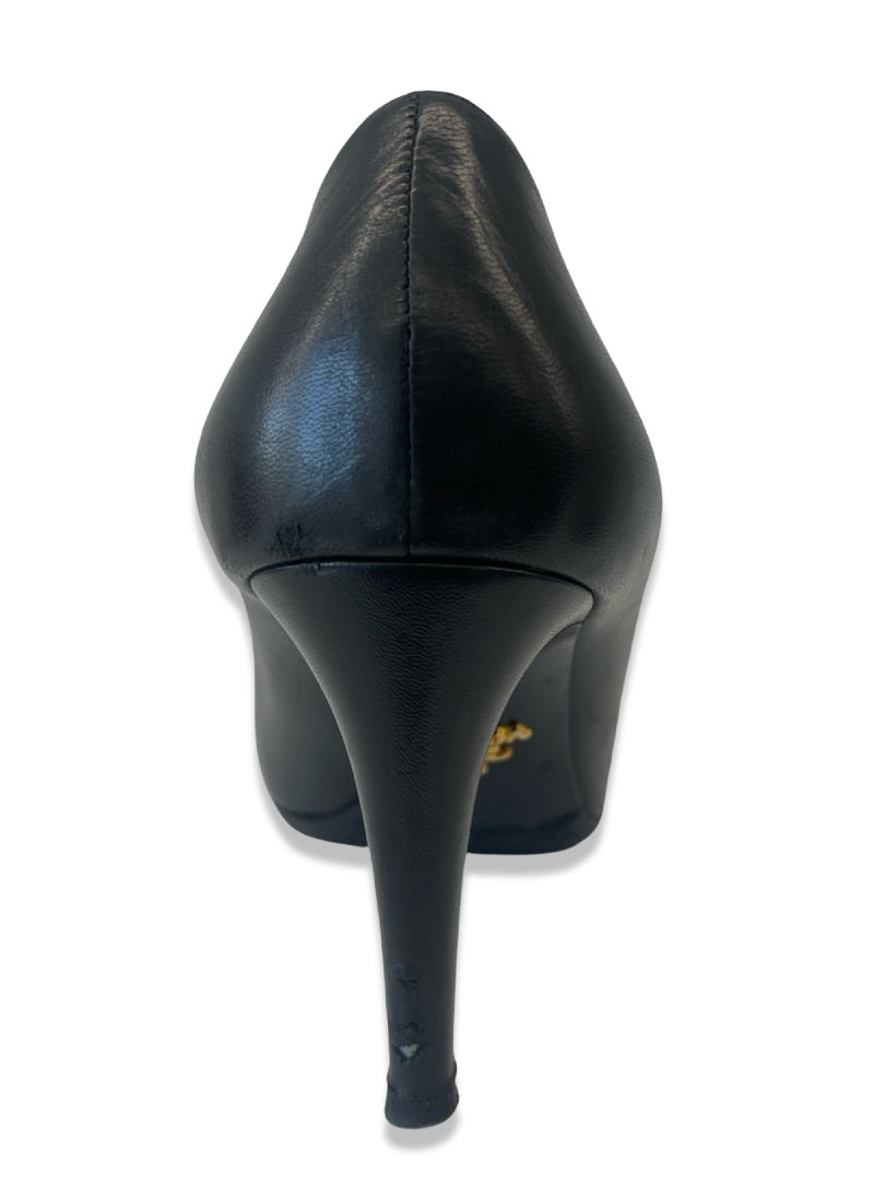 Prada Black Pointed Toe Leather Heel. Size: 39