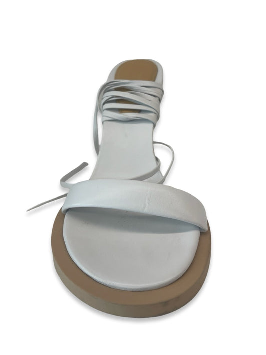 Jacquemus White Les Carres Ronds 75 Asymmetrical Sandals in leather. Size: 40