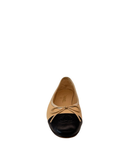 Chanel Cream/Black Two Tone Bow Flats. Size: 37.5